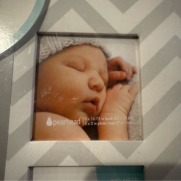 Pearhead Baby Memory Book with Chevron Design gray & white gender neutral - Picture 2 of 5